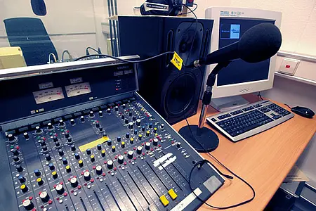 Studierende lernen nicht nur das journalistische Handwerk, sondern auch die Technik im Selbstfahrerstudio kennen.