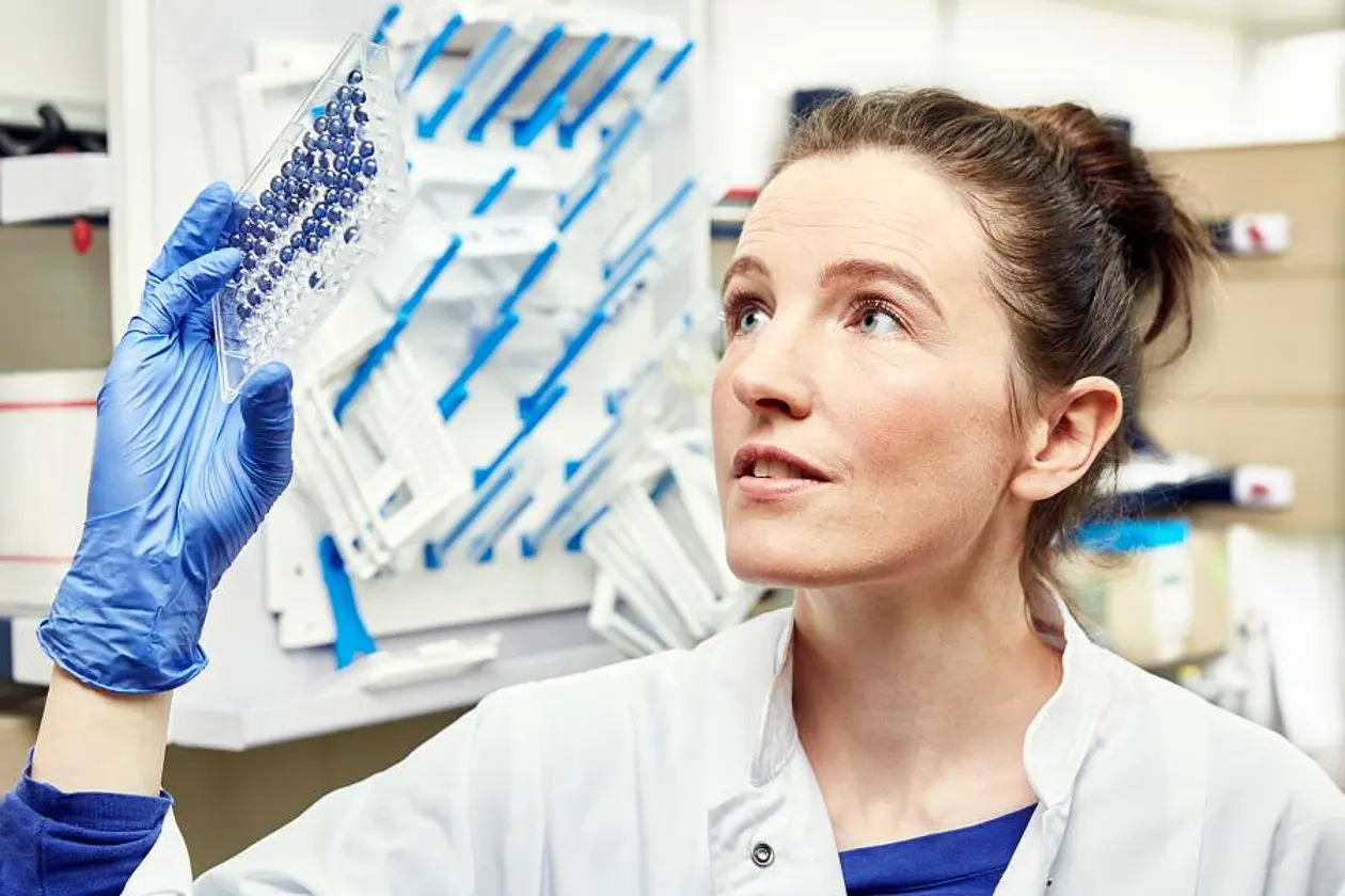 Dr. Dr. Sarah Wiethoff erforscht die genetischen und zellulären Grundlagen von seltenen neurodegenerativen Erkrankungen. Copyright: Peter Böttcher/L‘Oréal