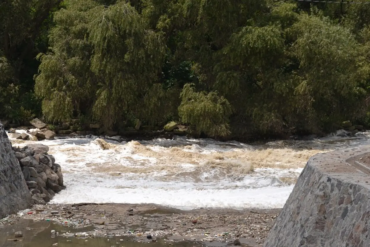 Schäumendes Abwasser fließt in einem Fluss