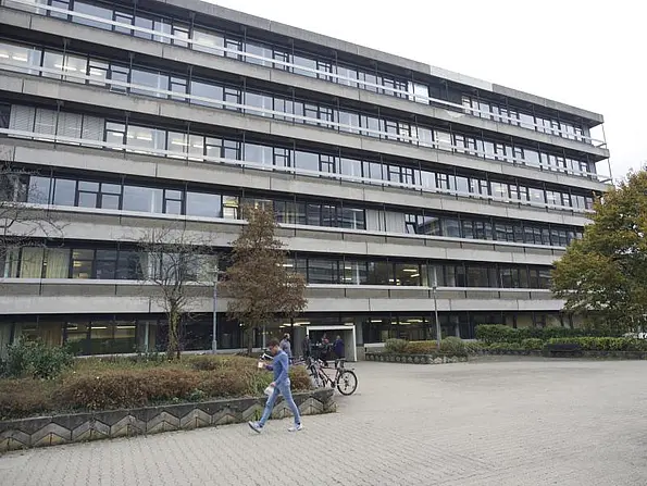 Der D-Bau auf der Morgenstelle, Sitz des Physikalischen Instituts.