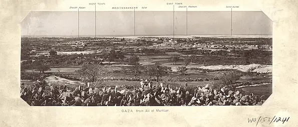 Jabal-Munṭār, Blick nach Norden, um 1900. Die Lehmhütten von Shajāʿiyya/Turkumān im Vordergrund unterscheiden sich stark von den Steingebäuden der zentralen Stadtviertel. Der ländliche Charakter des Stadtviertels Zaytūn (im Bild "West town") ist gut sichtbar im Kontrast zu den anderen Vierteln. Quelle: unbekannt.