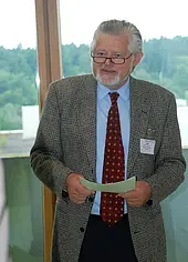 Professor Dr. Walter Jäger, Initiator des Fachbereichtreffens Chemie, bei seiner Führung durch das Chemie-Gebäude „Auf der Morgenstelle 18“. Foto: Universität Tübingen / Janna Eberhardt