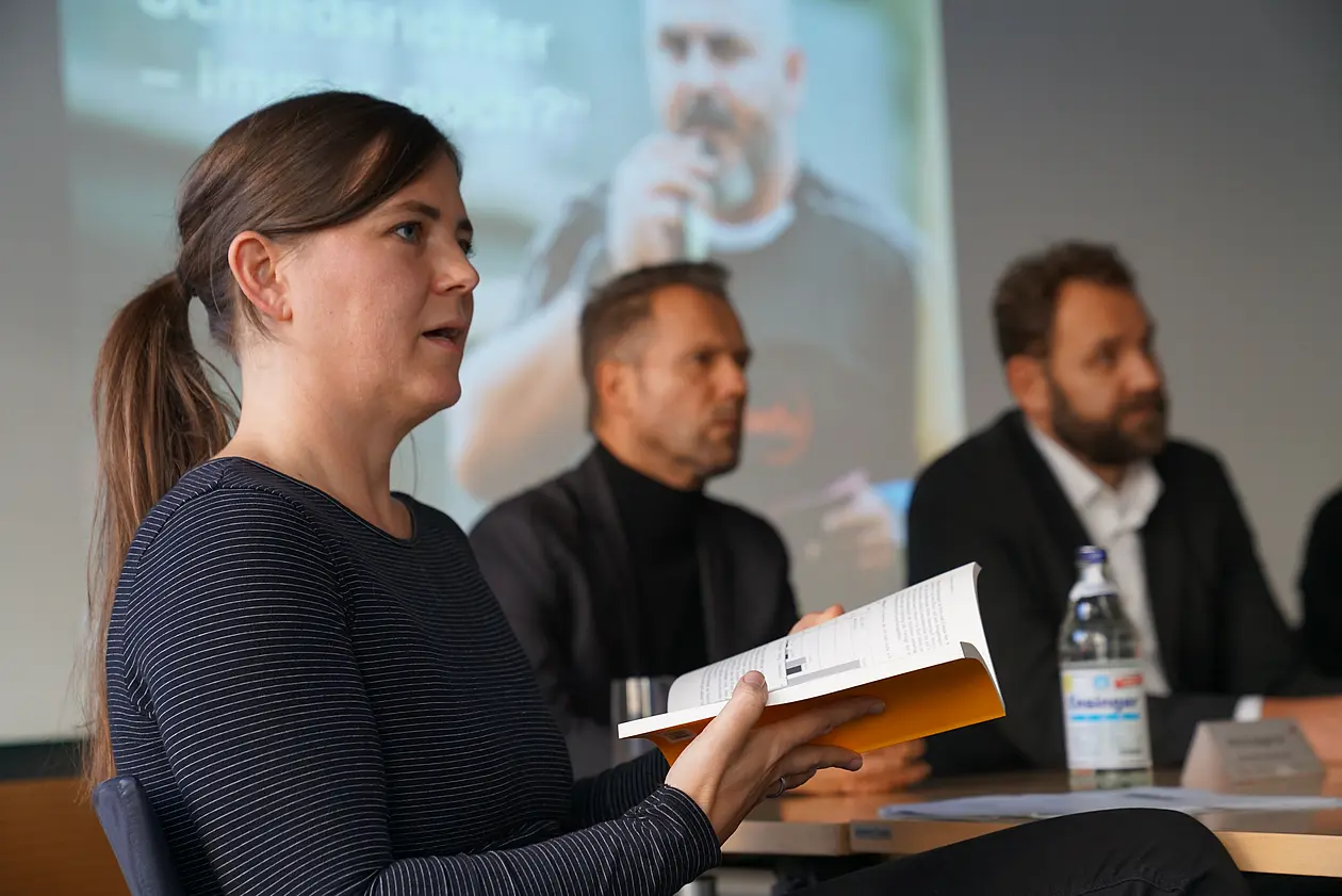 Dr. Thaya Vester stellt ihre Studie "Zielscheibe Schiedsrichter - immer noch?" vor.