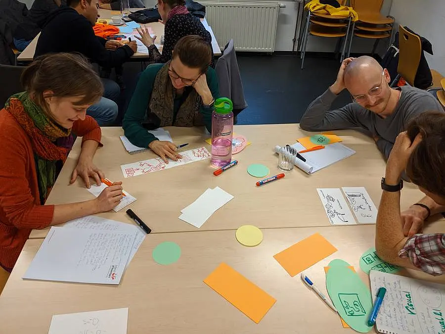  Die Teilnehmerinnen und Teilnehmer des Workshops „Wissenschaft anschaulich kommunizieren“ erarbeiten die Kernbotschaften ihrer Forschung
