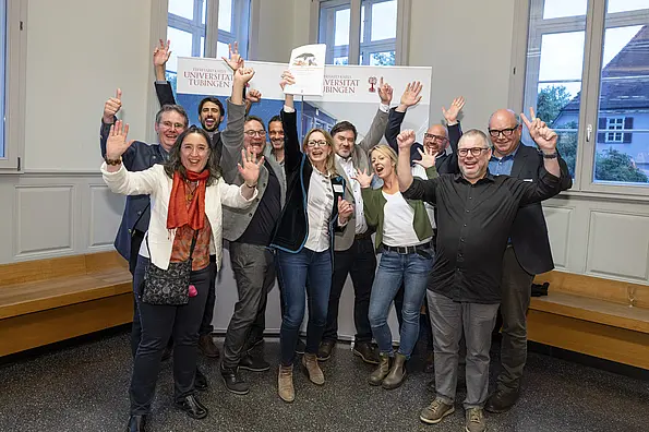 Die Universität Tübingen verbucht einen großartigen Erfolg in der Exzellenzstrategie von Bund und Ländern. Das Team des neuen und künftigen Exzellenzclusters HUMAN ORIGINS jubelt und freut sich über die Entscheidung der Deutschen Forschungsgemeinschaft in Bonn zur Förderung als Exzellenzcluster von 2026 an ebenso….