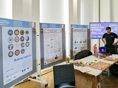 Stand mit Posterwänden