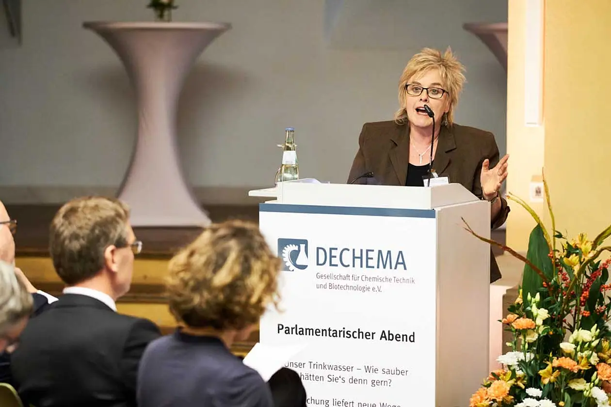 Parlamentarischer Abend "Unser Trinkwasser - Wie sauber hätten Sie‘s denn gern? Forschung liefert neue Wege gegen Schadstoffe und Keime". Am Rednerpult: Professorin Dr. Rita Triebskorn von der Universität Tübingen. Foto: DECHEMA e.V. / news aktuell / Robert Schlesinger