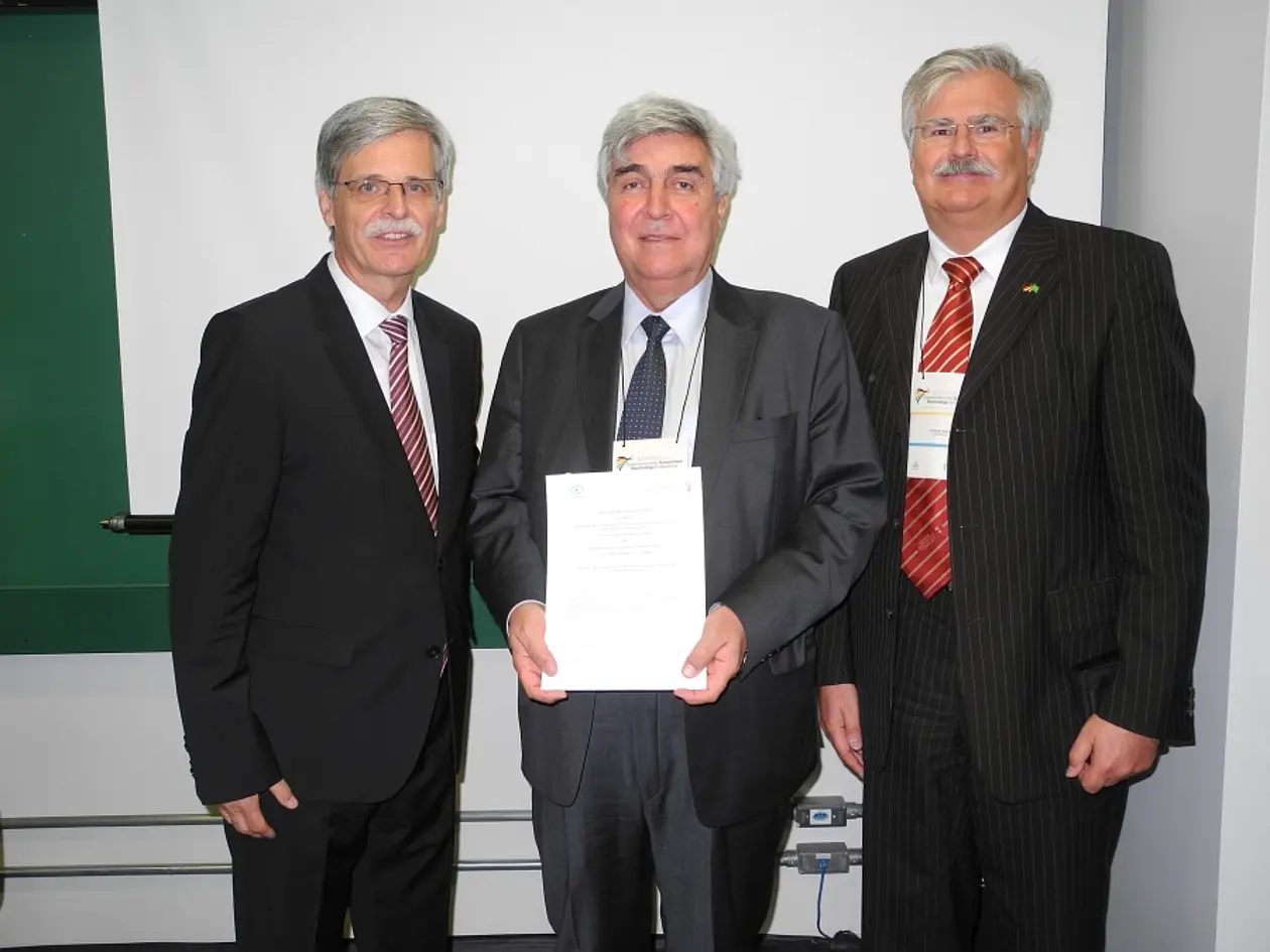 Professor Bernd Engler, Rektor der Universität Tübingen, Professor Abilio A. Baeta Neves, Präsident von CAPES, und Professor Stefan Laufer, Direktor des baden-württembergischen Brasilienzentrums an der Universität Tübingen (von links nach rechts). Foto: Universität Tübingen