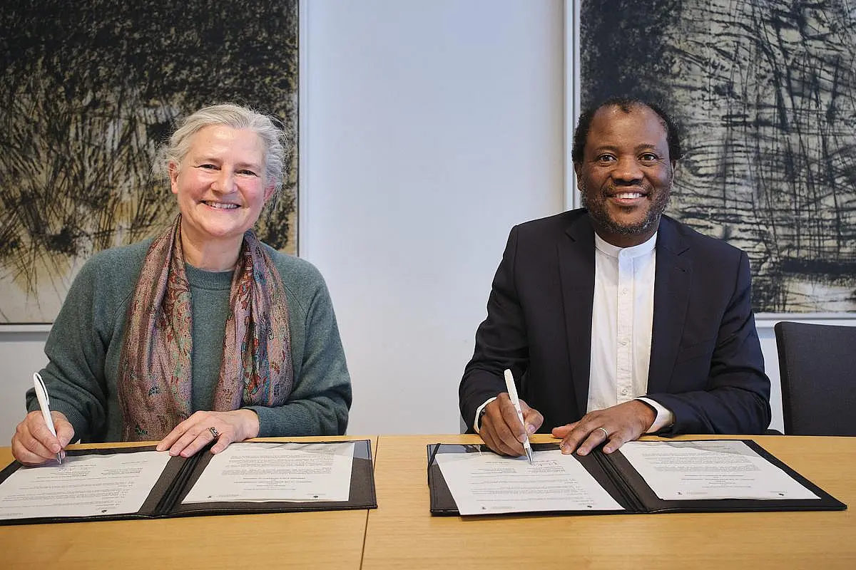 Wits-Vizekanzler Zeblon Vilakazi (rechts) und Karla Pollmann, Rektorin der Universität Tübingen, bei der Unterzeichnung der neuen Vereinbarung.