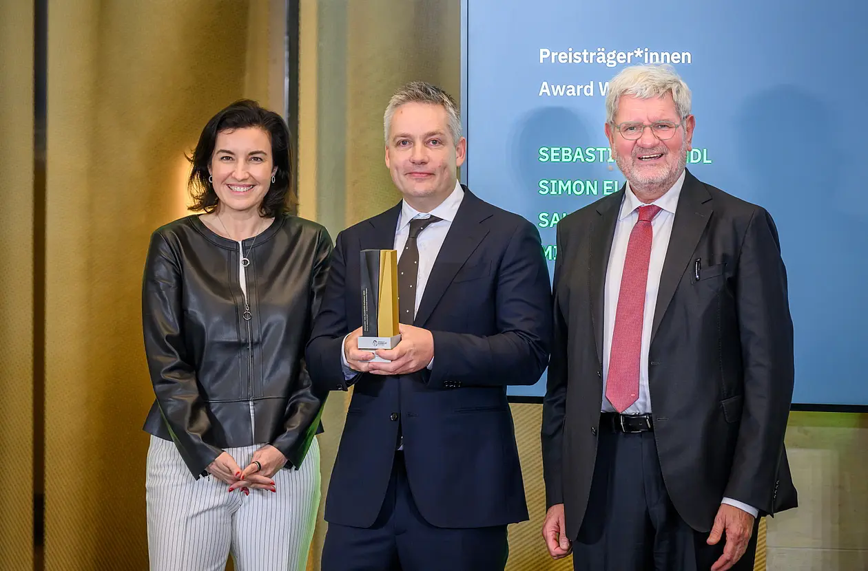 Bundesforschungsministerin Dorothee Bär, Sebastian Deindl und Robert Schlögl, Präsident der Alexander von Humboldt-Stiftung