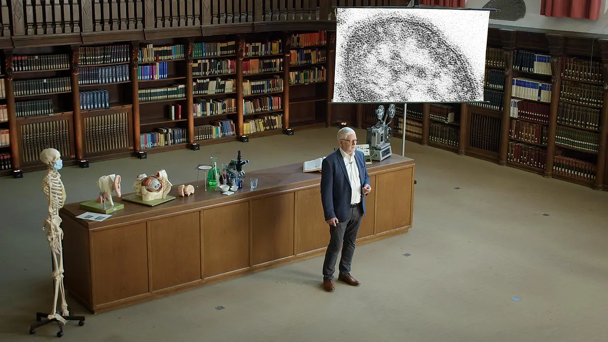 Tübinger Virologe und Biologe Professor Thomas Iftner bei seiner Präsentation im historischen Lesesaal