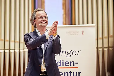 Professor Bernhard Pörksen (links), Institut für Medienwissenschaft, begrüßte den Redner