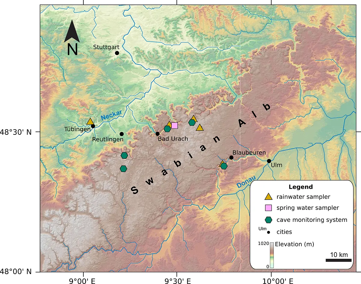 Eine Relief-Karte der Schwäbischen Alb und der Region drum herum. Die Städte Stuttgart, Tübingen, Reutlingen, Bad Urach, Blaubeuren und Ulm sind markiert, ebenso die Flüsse Neckar und Donau. Auf der Schwäbischen Alb sind Orte, an denen Sampling von Regen- und Quellwasser, sowie Höhlenmonitoring betrieben wird, markiert.