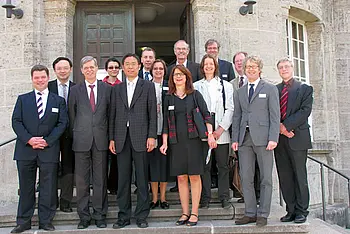 Von links nach rechts: Präsident Christian O. Erbe (IHK Reutlingen), Professor Dr. Li Guoqiang (Erster Sekretär der Bildungsabteilung der chinesischen Botschafter), Rektor Professor Dr. Bernd Engler, Dan-wei Zhu-Mittag ("Interkulturelle Schule"), Gesand
