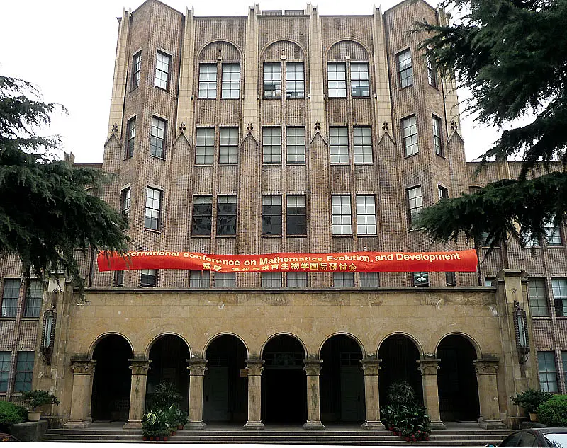 Das Institut für Bioinformatik in Shanghai wurde als Partner-Institut der Chinesischen Akademie der Wissenschaften und der Max-Planck-Gesellschaft gegründet. Es ist Gründungsmitglied der Shanghai Institutes of Biological Sciences.
