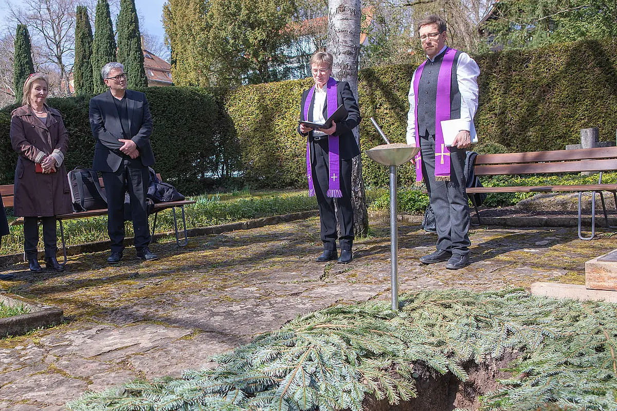 Beisetzung auf dem Gräberfeld X des Tübinger Stadtfriedhofs.