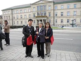 Koreanische Delegation der Graduate School of Analytical Science and Technology (GRAST) zu Gast an der Universität Tübingen (von links nach rechts): Professor Dr. Joo Yong Lee, Dekanin Professor Dr. Kwang Hwa Chung, Professor Dr. Hyun Joo An. Foto: Fran