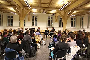 In einem informellem Rahmen konnten Studierende der Philosophischen Fakultät ihre Fragen zu einem Berufseinstieg im Fernsehbereich stellen. Fotos: Wolfgang Fanderl, Praxis&Beruf