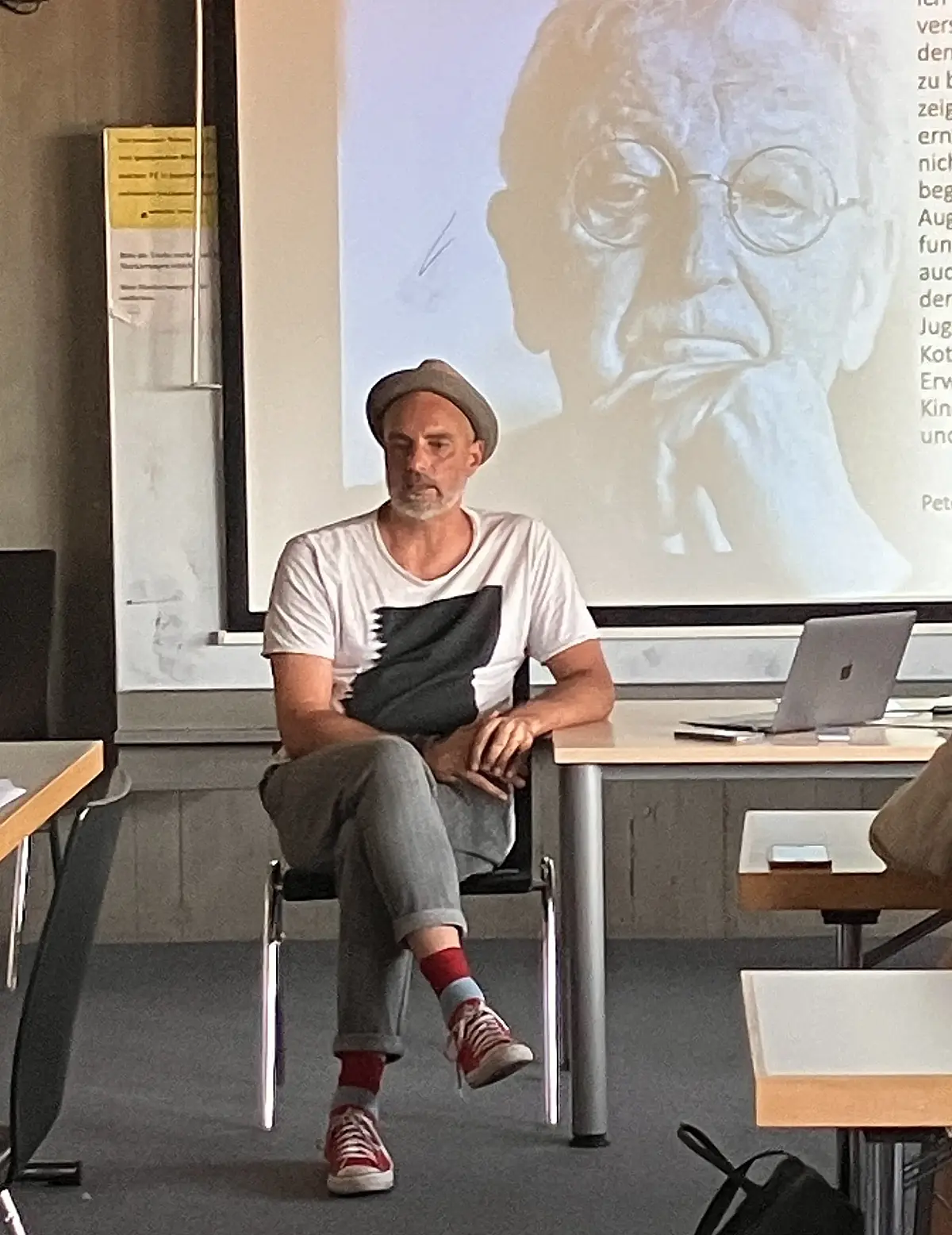 Nils Mohl spricht im Seminar vor Studierenden
