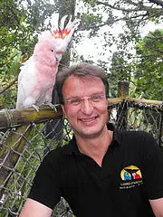 Dr. Matthias Reinschmidt mit Inkakakadu im Loro Parque auf Teneriffa