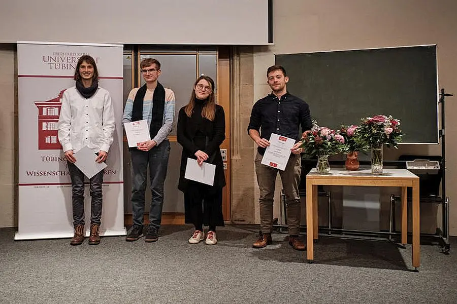 Gruppenbild der Preisträgerinnen und Preisträger mit Urkunden