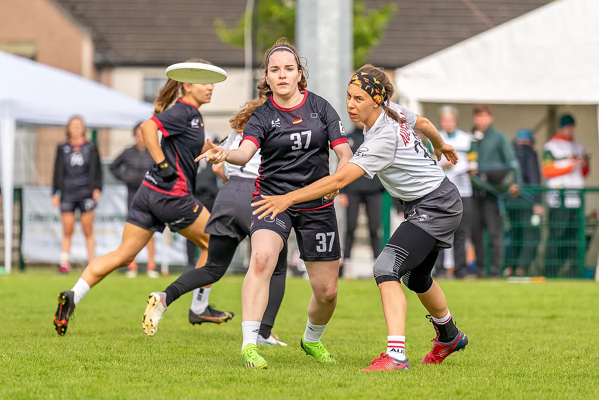 Jessica Rühle auf dem Spielfeld nach Abwurf der Scheibe, mit Gegnerin von rechts