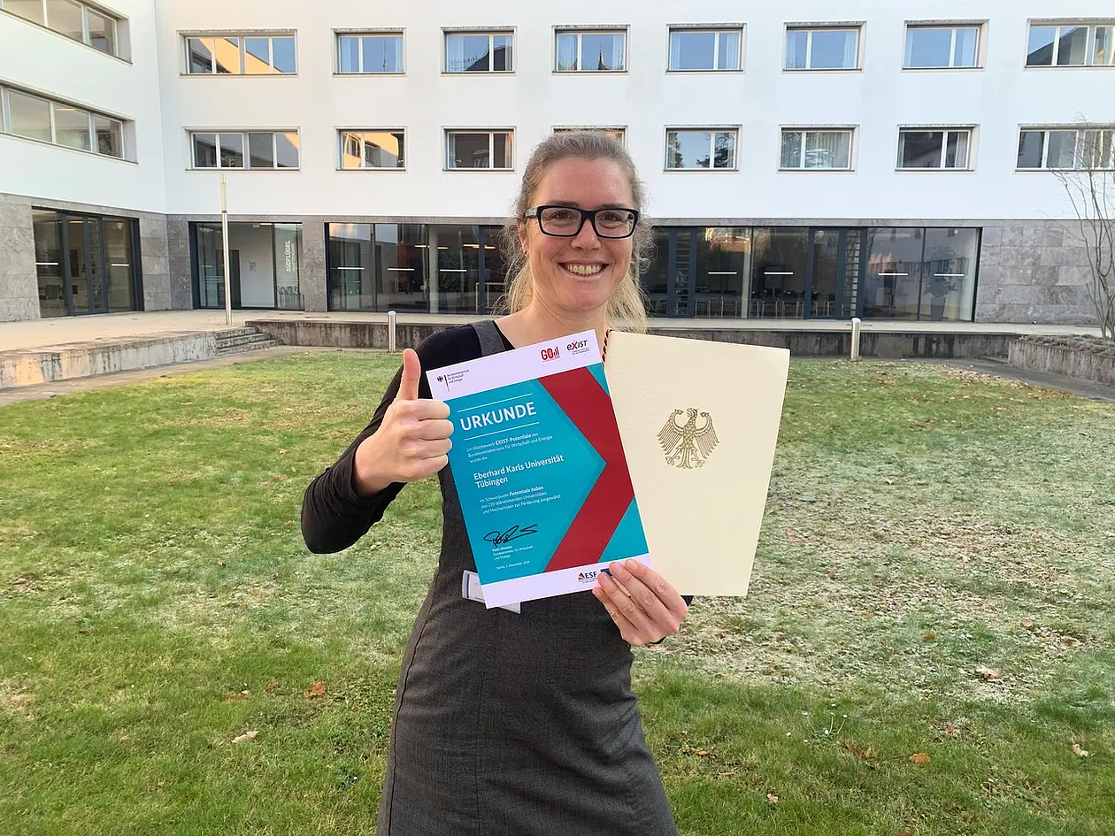Gründungsreferentin Sandra Gässler mit der Urkunde des Bundesministeriums für Wirtschaft und Energie