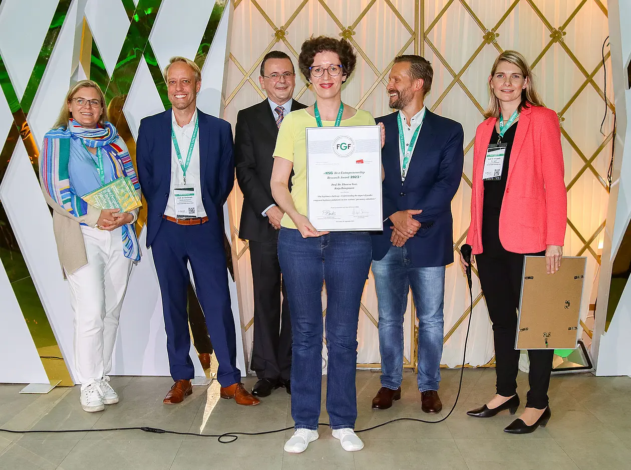 Preisträgerin Prof. Dr. Theresa Veer mit Urkunde