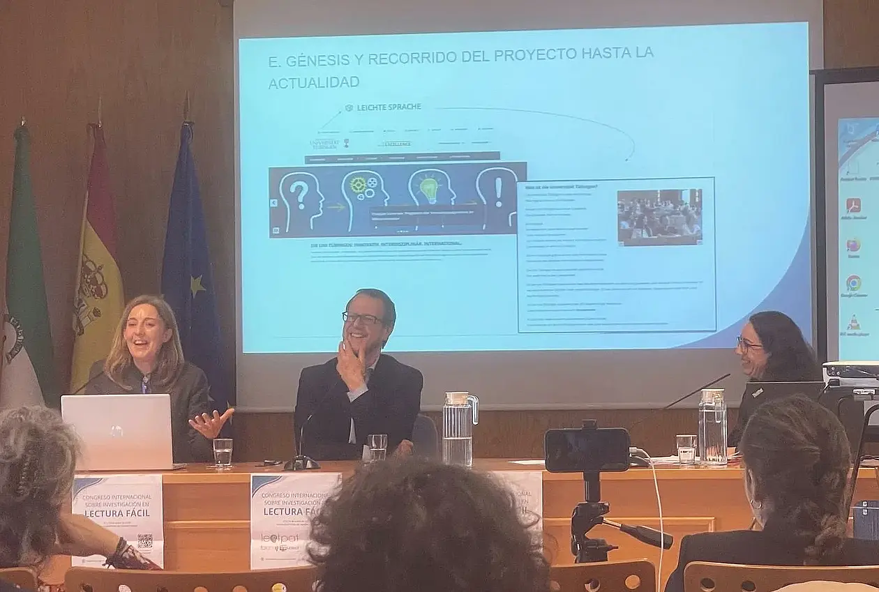 Plenarvortrag auf dem Congreso Internacional de Investigación en Lectura Fácil, Universidad Pablo de Olavide, Sevilla. Von links nach rechts: María Xesús Bello Rivas, Óscar García Muñoz und Ana María Medina.