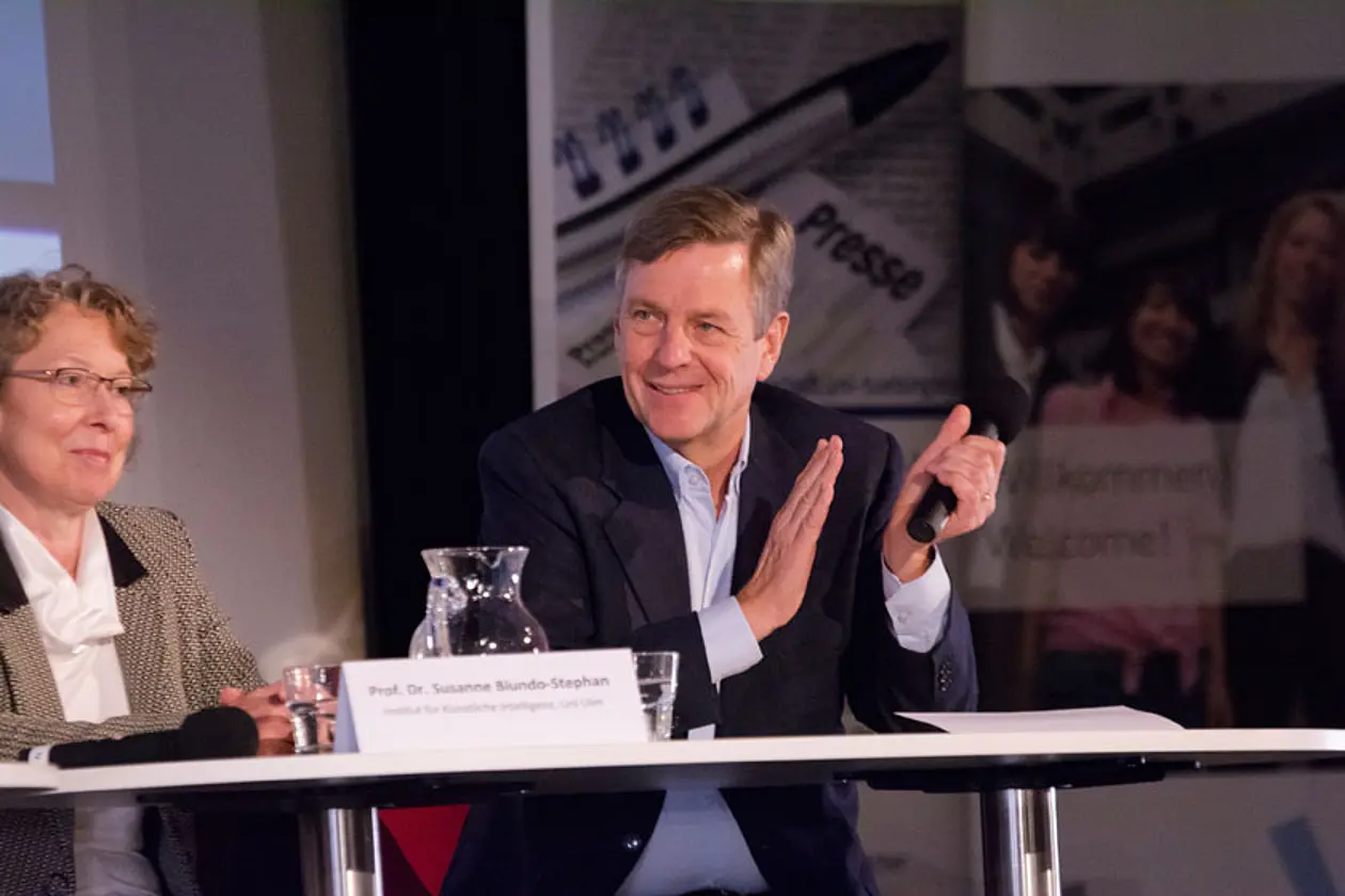 Podiumsdiskussion „Codes der Zukunft – Allmacht der Algorithmen“ mit Claus Kleber (rechts), Honorarprofessor am Institut für Medienwissenschaft der Universität Tübingen. Foto: Christoph Jäckle.