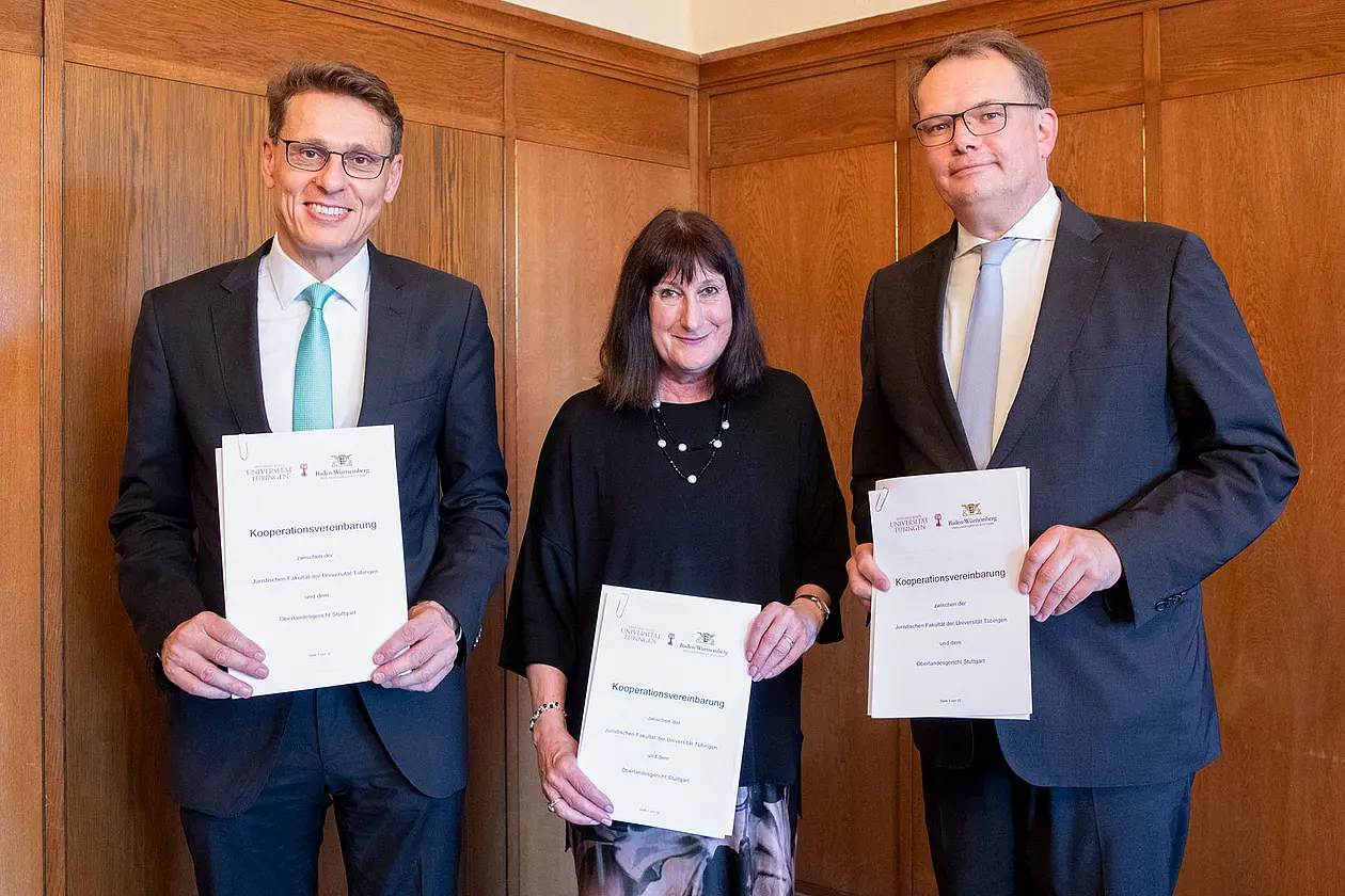 v.l.n.r.: Dr. Andreas Singer, Präsident des OLG Stuttgart; Prof. Dr. Karin Amos, Prorektorin für Studierende, Studium und Lehre der Universität Tübingen; Prof. Dr. Jens-Hinrich Binder, Dekan der Juristischen Fakultät der Universität Tübingen