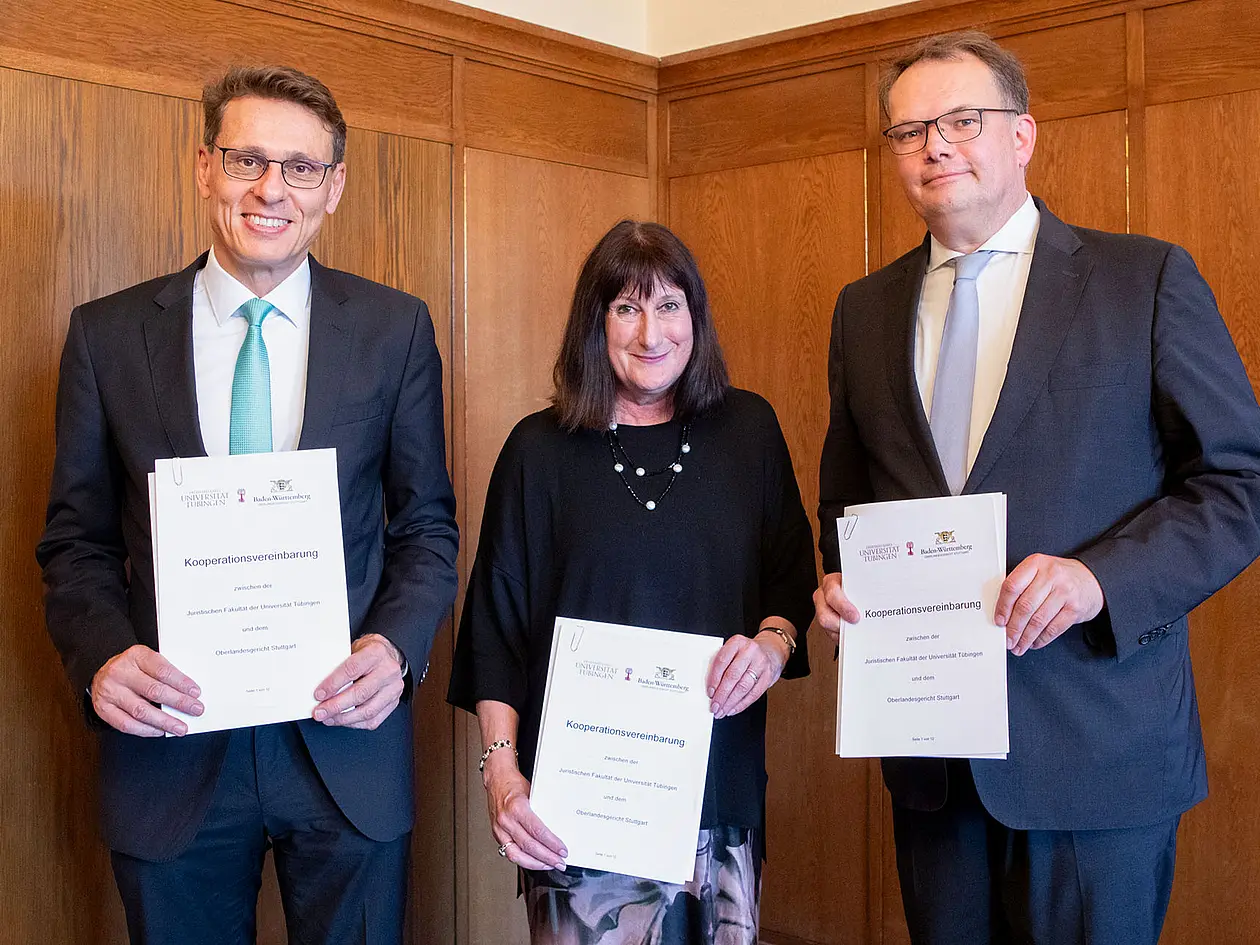 v.l.n.r.: Dr. Andreas Singer, Präsident des OLG Stuttgart; Prof. Dr. Karin Amos, Prorektorin für Studierende, Studium und Lehre der Universität Tübingen; Prof. Dr. Jens-Hinrich Binder, Dekan der Juristischen Fakultät der Universität Tübingen