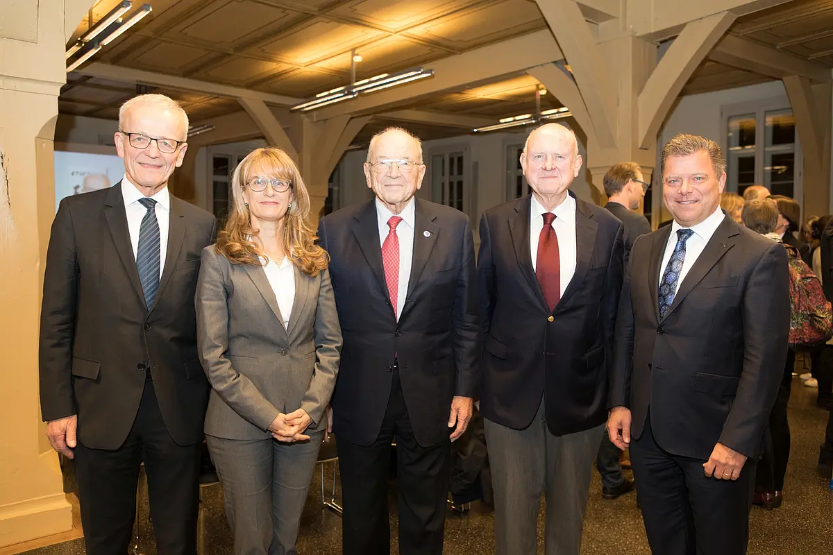 Prof. Dr. Helwig Schmidt-Glintzer (Projektleiter ChinaForum Tübingen), Prof. Dr. Monique Scheer (Prorektorin Internationales der Universität Tübingen), Prof. h.c. Karl Schlecht (Stifter Karl Schlecht Stiftung), Prof. Dr. Lothar Ledderose (Seniorprofessor des Instituts für Kunstgeschichte Ostasiens an der Universität Heidelberg), Christian O. Erbe (Präsident der Industrie- und Handelskammer Reutlingen)