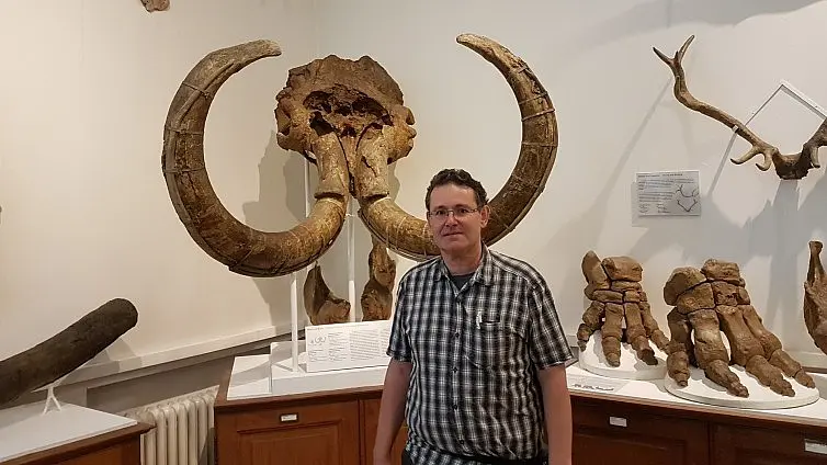 Prof. Bocherens mit Mammoth im Paläontologische Sammlung der Universität Tübingen