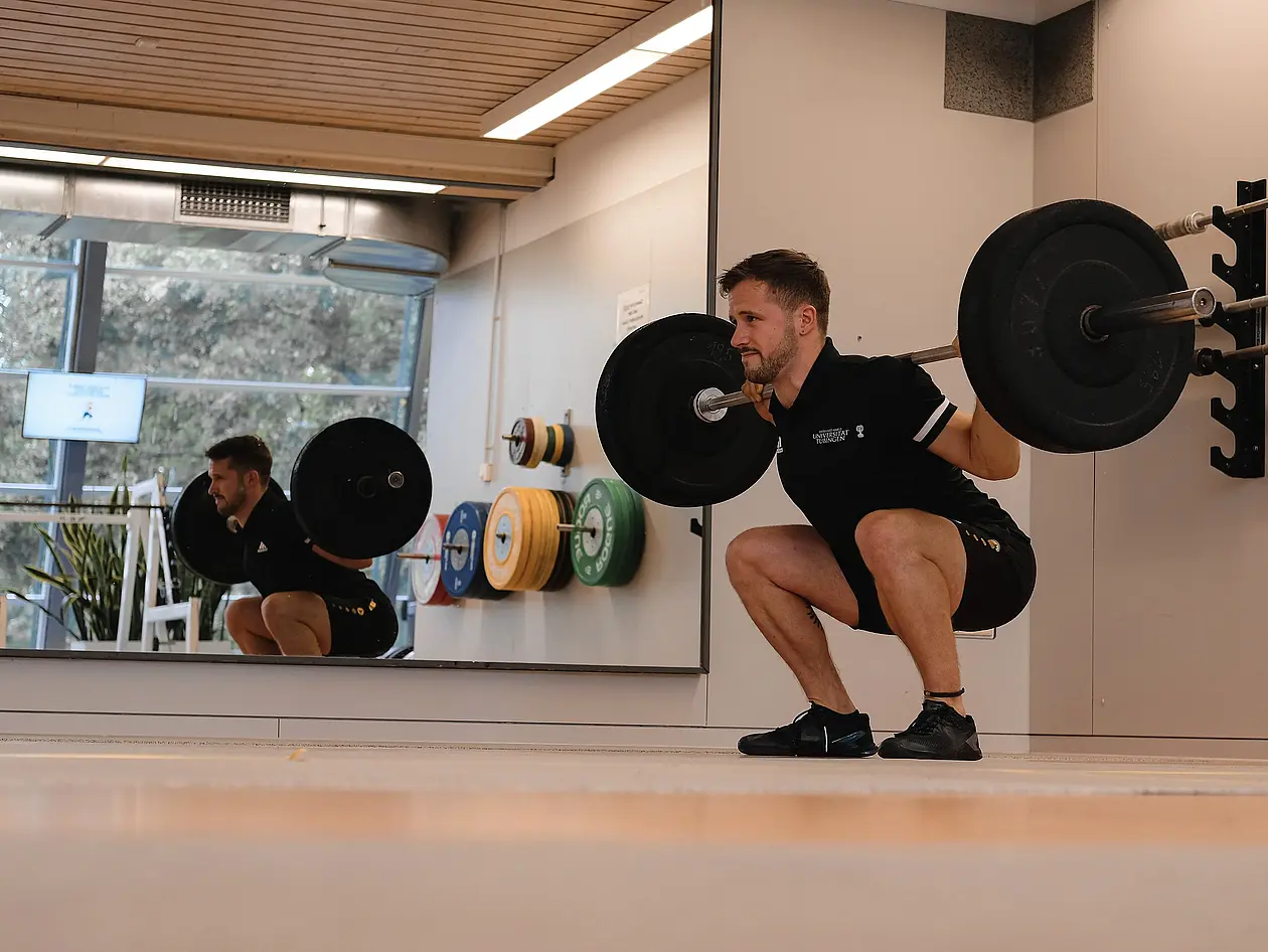 Ein Student beim Fitnesstraining in der Kraft- und Fitnesshalle