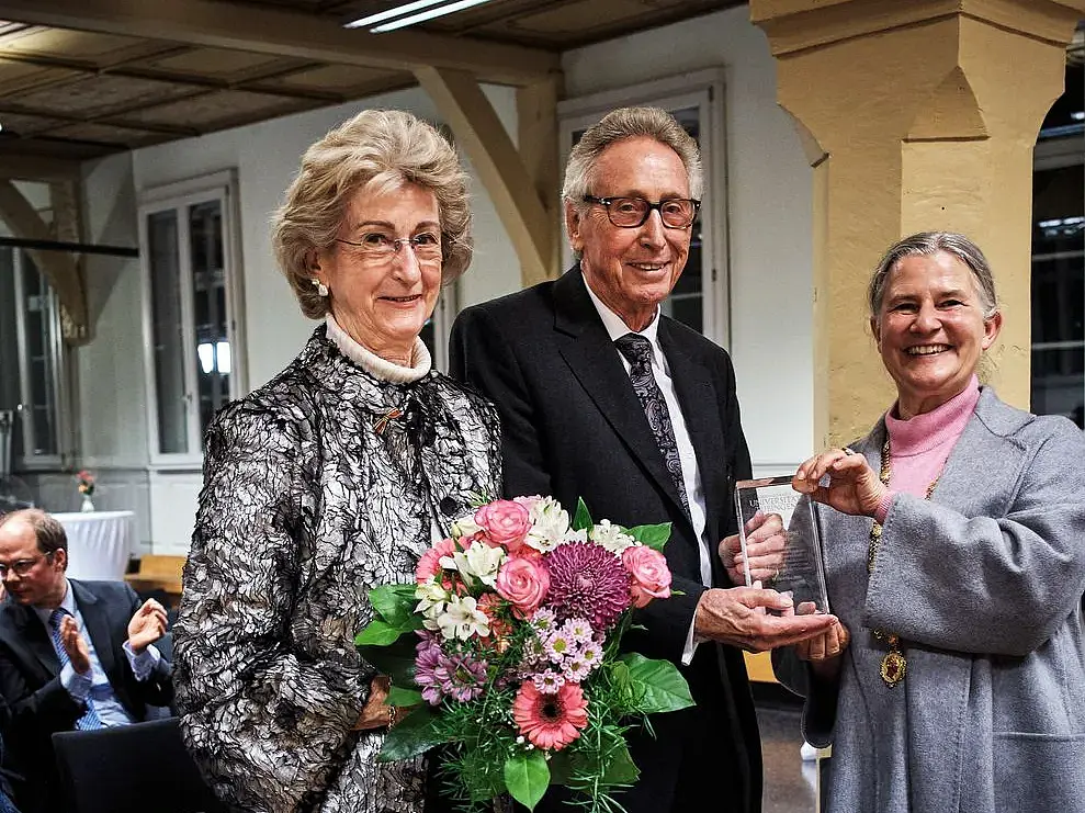 Rektorin Prof. Dr. Dr. h.c. (Dōshisha) Karla Pollmann (rechts) überreichte den Universitätspreis an die Stiftungsgründer Josephine Hector und Dr. h. c. Hans-Werner Hector.