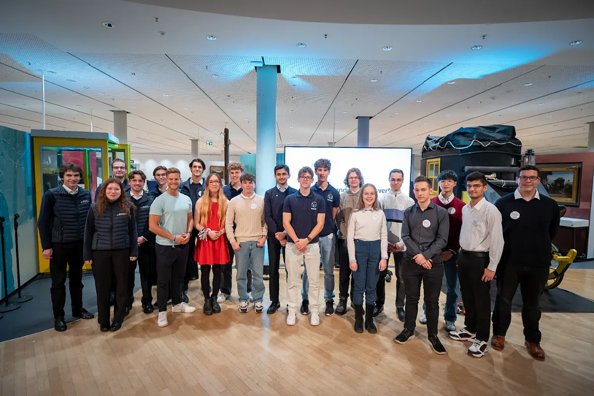 Die Finalistinnen und Finalisten des BWKI mit Moderator Philip Häusser.