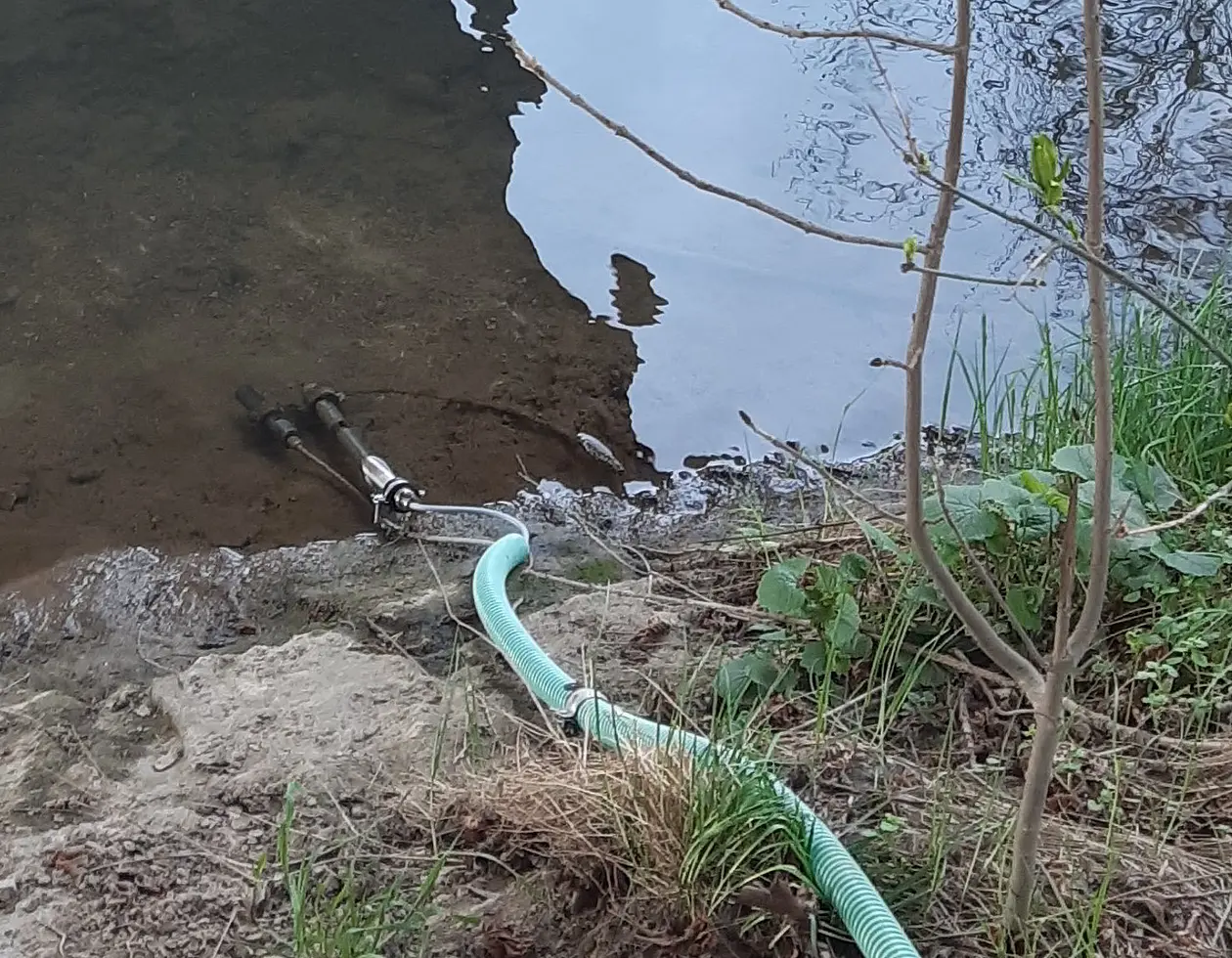 Tübinger Teilprojekt: CTD-Turbidity-Sonde an einem Flussufer, sie misst die elektrische Leitfähigkeit, die Wassertemperatur, den Wasserstand und die Trübe.