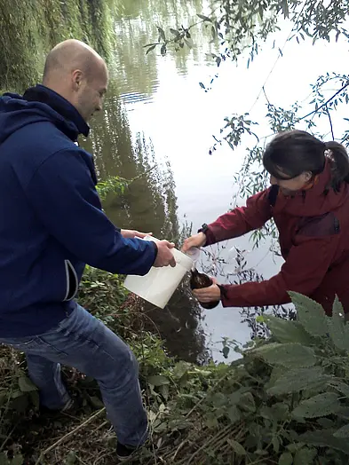 An der Jagst bei Jagsthausen werden Wasserproben entnommen.
