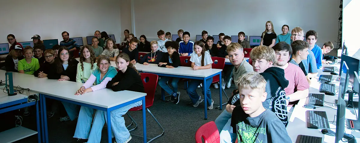 Eine Schulklasse mit Kindern.