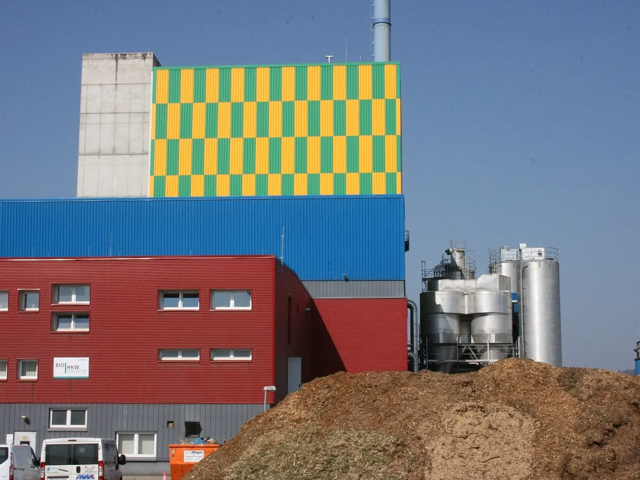 Holzhackschnitzel vor einem Kraftwerk