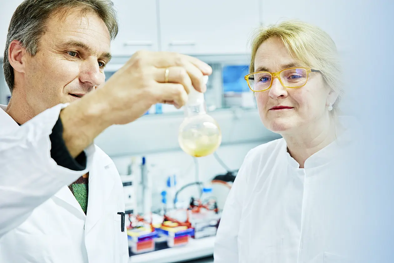 Dr Bernhard Krismer and Professor Stephanie Grond in the microbiology laboratory of the University of Tübingen’s Interfaculty Institute of Microbiology and Infection Medicine Tübingen (IMIT). With their teams they worked on the discovery of the active substance epifadin.