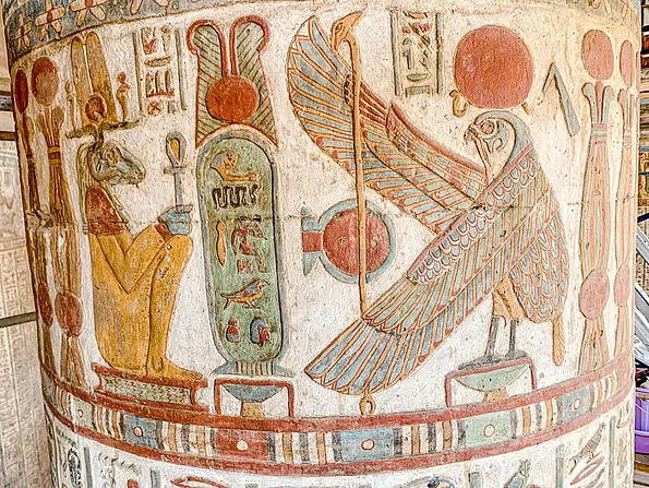 Der Fries von Säule 4. Die Kartusche in der Mitte enthält den Namen des Kindgottes von Esna Heka, der Erstgeborene des Gottes Chnum-Re, Herr des Feldes (links im Bild).