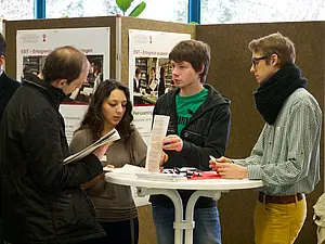 Drei Tutoren erklären ihr Projekt Peer Learning, bei dem Erstsemester von älteren Studenten unterstützt werden. Foto: Friedhelm Albrecht