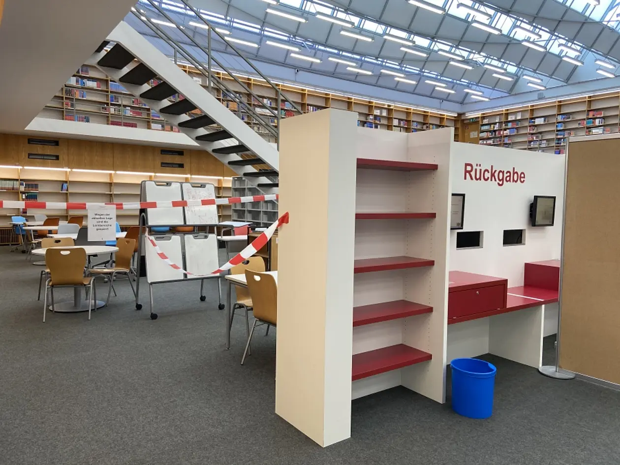 Foto mit gesperrtem Ausleihzentrum der UB