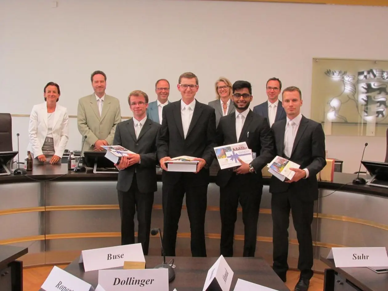 Ein Teil der Tübinger Sieger des VGH-Moot Courts. Foto: VGH-Moot Court.