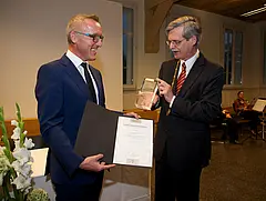 Thomas Ducrée nahm den Universitätspreis für die Gips-Schüle-Stiftung entgegen. Fotos: Friedhelm Albrecht/Universität Tübingen