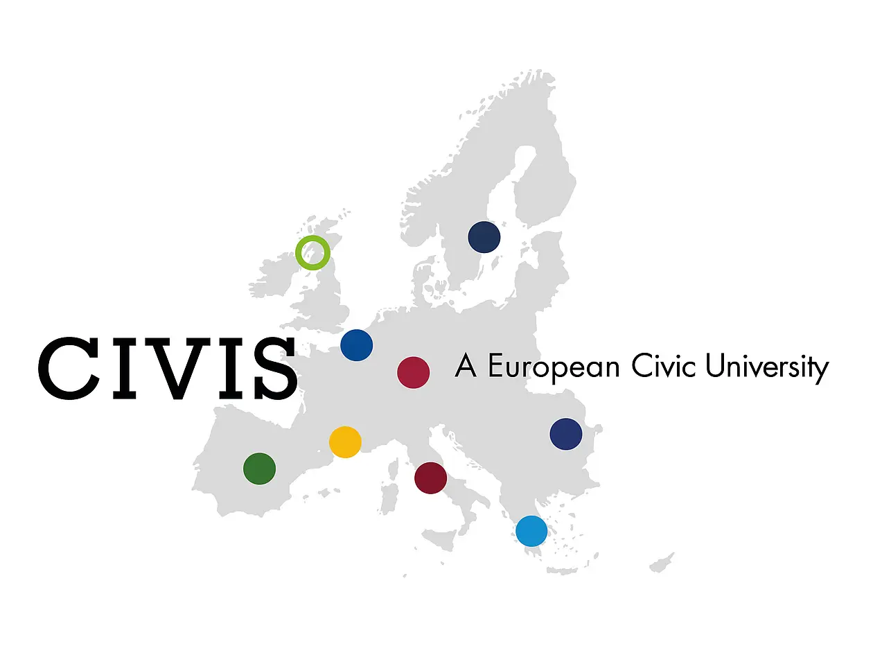 Das Bild zeigt das Logo von CIVIS, eine graue Umrisskarte von Europa, auf der mit bunten Punkten die Standorte der teilnehmenden Universitäten markiert sind.