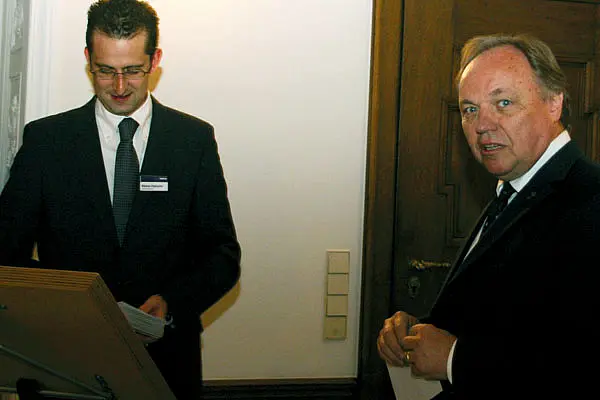 Nikolas Palmarini, Vorsitzender des Vorstandes der Hugo Rupf-Stiftung und Enkel des Stiftungsgründers, übergibt den Scheck an Professor Dr. Heinz-Dieter Assmann, Prorektor der Universität Tübingen (rechts im Bild). Foto: Voith GmbH