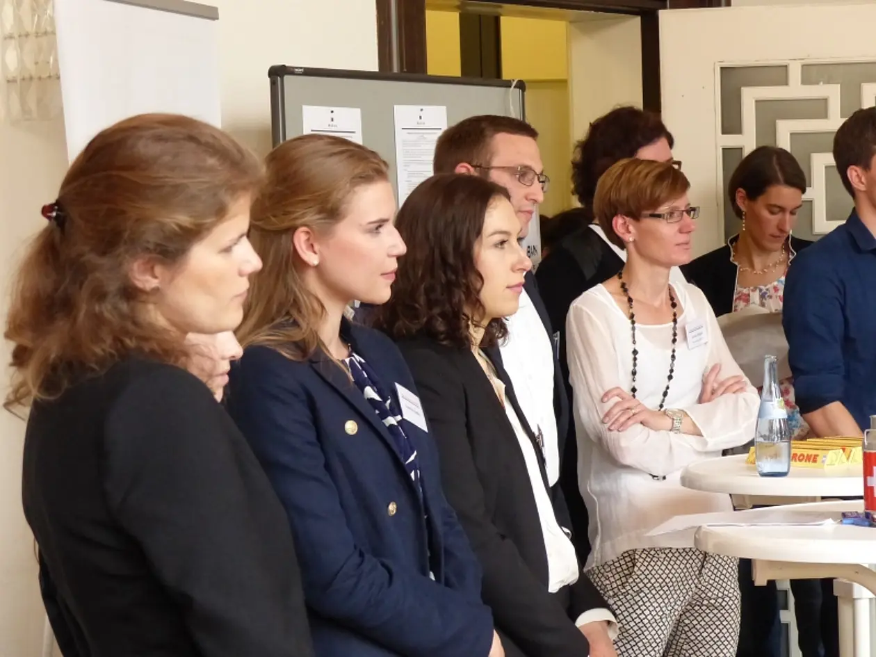 Studierende und Mittelständler lernten sich bei kreativen Interaktionen am Unternehmensstand kennen. Foto: Ramona Gresch/Fachbereich Wirtschaftswissenschaft.